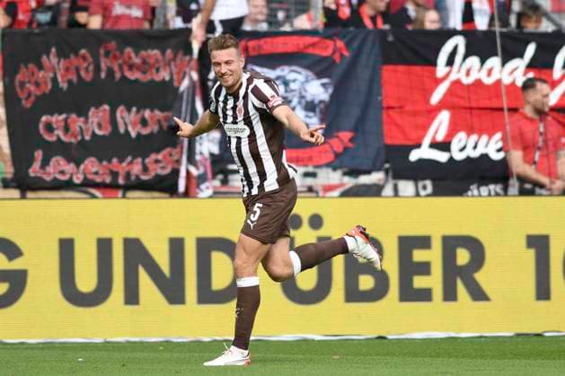 GER; 1 FBL, FC St. Pauli vs Bayer 04 Leverkusen 27.09.2025, Millerntorstadion, Hamburg, GER; 1. FBL, FC St. Pauli vs Bayer 04 Leverkusen im Bild Hauke Wahl (Pauli 05) schiesst das Tor zum 1-1 fuer Pauli vorbei an Torhueter Mark Flekken (Leverkusen 01) und jubelt