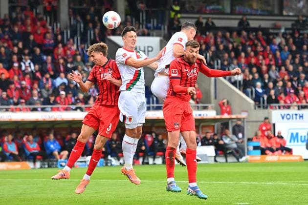 v.li:Jan SCHOEPPNER (Heidenheim), Fabian RIEDER (FC Augsburg). Cedric Adrian ZESIGER (FC Augsburg), Julian NIEHUES (Heidenheim)., Aktion,Zweikampf Fussball 1. Bundesliga Saison 2025 2026, 5.Spieltag, Spieltag05 1.FC Heidenheim - FC Augsburg am 27.09.2025, VOITH ARENA