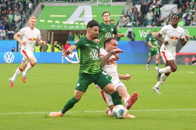 27.09.2025, xgox, Fussball - 1.Bundesliga VfL Wolfsburg - RB Leipzig emspor, v.l. Konstantinos Koulierakis (Wolfsburg, 4), David Raum (Leipzig, 22) Zweikampf, Duell, Kampf, tackle (DFL DFB REGULATIONS PROHIBIT ANY USE OF PHOTOGRAPHS as IMAGE SEQUENCES and or QUASI-VIDEO) Wolfsburg
