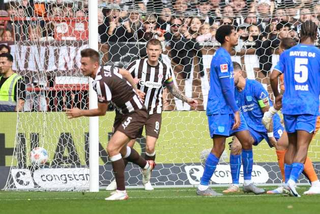 GER; 1 FBL, FC St. Pauli vs Bayer 04 Leverkusen 27.09.2025, Millerntorstadion, Hamburg, GER; 1. FBL, FC St. Pauli vs Bayer 04 Leverkusen im Bild Hauke Wahl (Pauli 05) schiesst das Tor zum 1-1 fuer Pauli vorbei an Torhueter Mark Flekken (Leverkusen 01) und jubelt