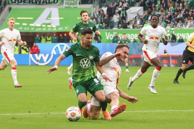 27.09.2025, xgox, Fussball - 1.Bundesliga VfL Wolfsburg - RB Leipzig emspor, v.l. Konstantinos Koulierakis (Wolfsburg, 4), David Raum (Leipzig, 22) Zweikampf, Duell, Kampf, tackle (DFL DFB REGULATIONS PROHIBIT ANY USE OF PHOTOGRAPHS as IMAGE SEQUENCES and or QUASI-VIDEO) Wolfsburg