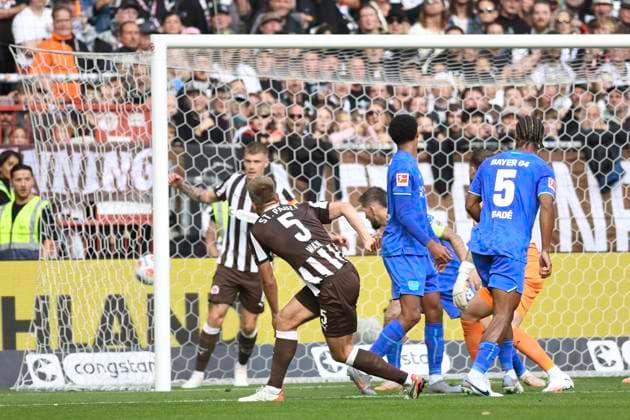 GER; 1 FBL, FC St. Pauli vs Bayer 04 Leverkusen 27.09.2025, Millerntorstadion, Hamburg, GER; 1. FBL, FC St. Pauli vs Bayer 04 Leverkusen im Bild Hauke Wahl (Pauli 05) schiesst das Tor zum 1-1 fuer Pauli vorbei an Torhueter Mark Flekken (Leverkusen 01)