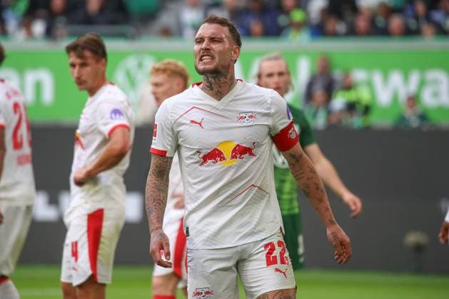27.09.2025, xgox, Fussball - 1.Bundesliga VfL Wolfsburg - RB Leipzig emspor, v.l. David Raum (Leipzig, 22) Reklamiert, beschwert sich, schimpft (DFL DFB REGULATIONS PROHIBIT ANY USE OF PHOTOGRAPHS as IMAGE SEQUENCES and or QUASI-VIDEO) Wolfsburg