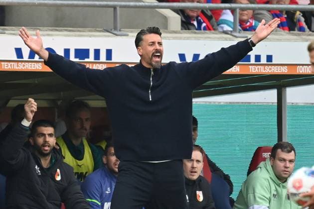 Sandro WAGNER (Trainer FC Augsburg),Wut,Aerger, Einzelbild,angeschnittenes Einzelmotiv,Halbfigur,halbe Figur. Fussball 1. Bundesliga Saison 2025 2026, 5.Spieltag, Spieltag05 1.FC Heidenheim - FC Augsburg am 27.09.2025, VOITH ARENA
