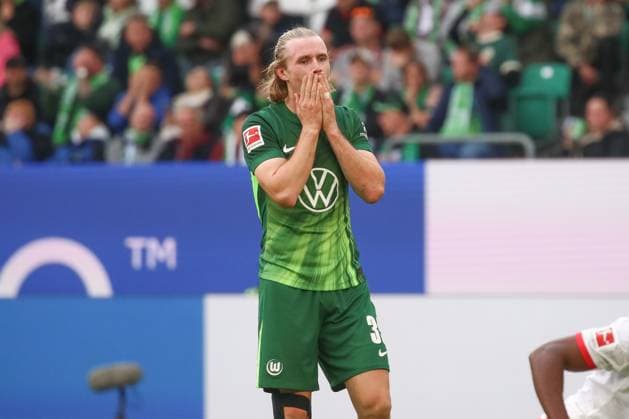 27.09.2025, xgox, Fussball - 1.Bundesliga VfL Wolfsburg - RB Leipzig emspor, v.l. Patrick Wimmer (Wolfsburg, 39) enttaeuscht, schaut enttaeuscht, niedergeschlagen, disappointed (DFL DFB REGULATIONS PROHIBIT ANY USE OF PHOTOGRAPHS as IMAGE SEQUENCES and or QUASI-VIDEO) Wolfsburg
