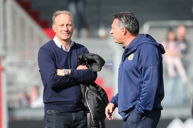 27.09.2025, xmohx, Fussball 3.Liga, SV Wehen Wiesbaden - 1.FC Saarbrücken v.l. Sportdiorektor Jürgen Luginger (1.FC Saarbruecken) Trainer Alois Schwartz (1.FC Saarbruecken) (DFL DFB REGULATIONS PROHIBIT ANY USE OF PHOTOGRAPHS as IMAGE SEQUENCES and or QUASI-VIDEO) Wiesbaden