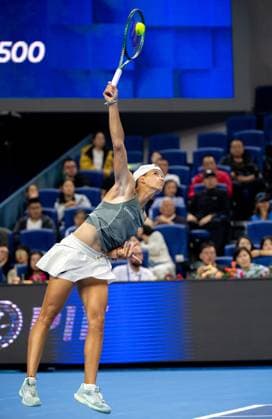 (250927) -- BEIJING, Sept. 27, 2025 -- Emiliana Arango serves during the women s singles second round match between Zheng Qinwen of China and Emiliana Arango of Colombia at 2025 China Open tennis tournament in Beijing, China, Sept. 27, 2025. ) (SP)CHINA-BEIJING-TENNIS-CHINA OPEN-WOMEN S SINGLES-SECOND ROUND (CN) HuxJingwen 