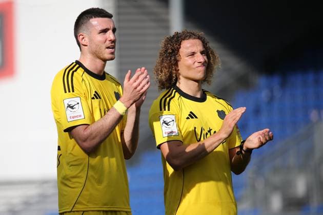 27.09.2025, xmohx, Fussball 3.Liga, SV Wehen Wiesbaden - 1.FC Saarbrücken v.l. Kaan Caliskaner (1. FC Saarbruecken) und Tim Civeja (1.FC Saarbruecken) zufrieden mit dem Punktgewinn (DFL DFB REGULATIONS PROHIBIT ANY USE OF PHOTOGRAPHS as IMAGE SEQUENCES and or QUASI-VIDEO) Wiesbaden