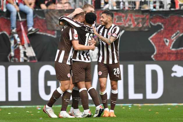 GER; 1 FBL, FC St. Pauli vs Bayer 04 Leverkusen 27.09.2025, Millerntorstadion, Hamburg, GER; 1. FBL, FC St. Pauli vs Bayer 04 Leverkusen im Bild Hauke Wahl (Pauli 05) schiesst das Tor zum 1-1 fuer Pauli vorbei an Torhueter Mark Flekken (Leverkusen 01) und jubelt mit der Mannschaft