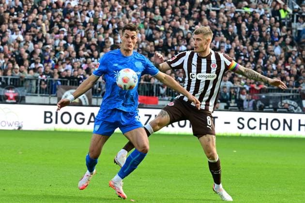 Fussball I Herren I 1. Bundesliga l FC St. Pauli - Bayer 04 Leverkusen I 05. Spieltag I Saison 2025-2026 I St. Pauli I 27.09.2025 I v.l. Schick Patrik (Bayer04Leverkusen) , Smith Eric (St.Pauli) , Sportplatz : Millerntor Stadion, St.Pauli Hamburg Deutschland