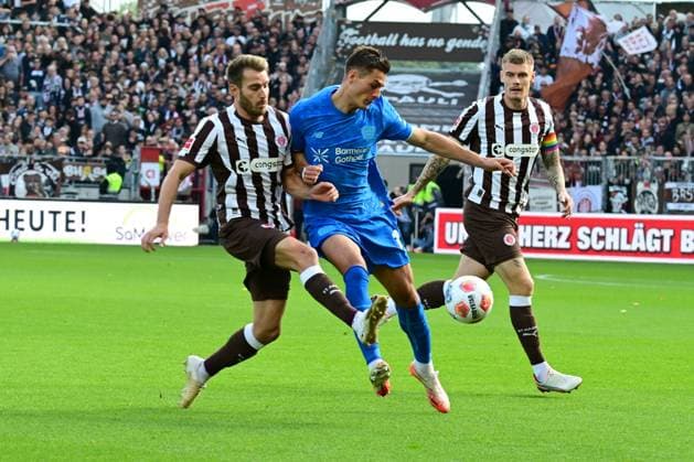 Fussball I Herren I 1. Bundesliga l FC St. Pauli - Bayer 04 Leverkusen I 05. Spieltag I Saison 2025-2026 I St. Pauli I 27.09.2025 I v.l. Ritzka Lars (St.Pauli) , Schick Patrik (Bayer04Leverkusen) , Smith Eric (St.Pauli) , Sportplatz : Millerntor Stadion, St.Pauli Hamburg Deutschland