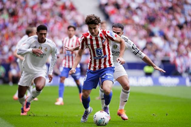 LA LIGA EA Sports - Atletico de Madrid vs Real Madrid MADRID,SPAIN - 27 September: Julian Alvarez of Atletico de Madrid and Dani Carvajal of Real Madrid fight for the ball during the La Liga 2025 26 match between Atletico de Madrid and Real Madrid at Riyadh Air Metropolitano Stadium. (Photo by Guillermo Martinez) Madrid Riyadh Air Metropolitano Stadium Spain Copyright: xGuillermoxMartinezx
