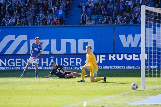 links Ryan Naderi (Rostock) vergibt eine klare Torchance; GER, FC Hansa Rostock vs. TSV Havelse, Fußball, Männer, 3. Liga, 08.Spieltag, Spielzeit 2025 2026, 27.09.2025 Rostock Ostseestadion Mecklenburg - Vorpommern Deutschland