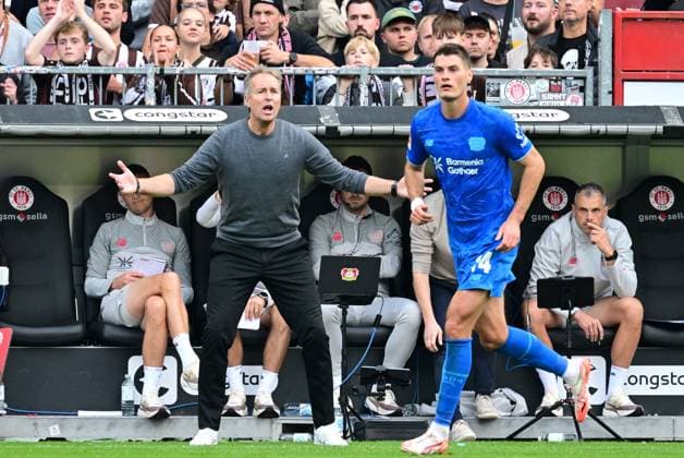Fussball I Herren I 1. Bundesliga l FC St. Pauli - Bayer 04 Leverkusen I 05. Spieltag I Saison 2025-2026 I St. Pauli I 27.09.2025 I v.l. Hjulmand Kasper Trainer (Bayer04Leverkusen) , Schick Patrik (Bayer04Leverkusen) , Sportplatz : Millerntor Stadion, St.Pauli Hamburg Deutschland