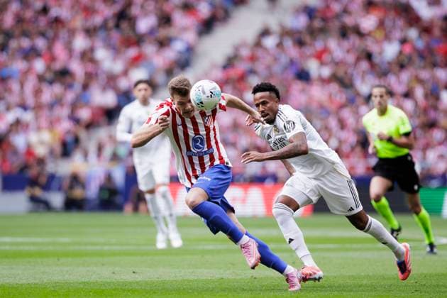 LA LIGA EA Sports - Atletico de Madrid vs Real Madrid MADRID,SPAIN - 27 September: Alexander Sorloth of Atletico de Madrid and Eder Militao of Real Madrid fight for the ball during the La Liga 2025 26 match between Atletico de Madrid and Real Madrid at Riyadh Air Metropolitano Stadium. (Photo by Guillermo Martinez) Madrid Riyadh Air Metropolitano Stadium Spain Copyright: xGuillermoxMartinezx