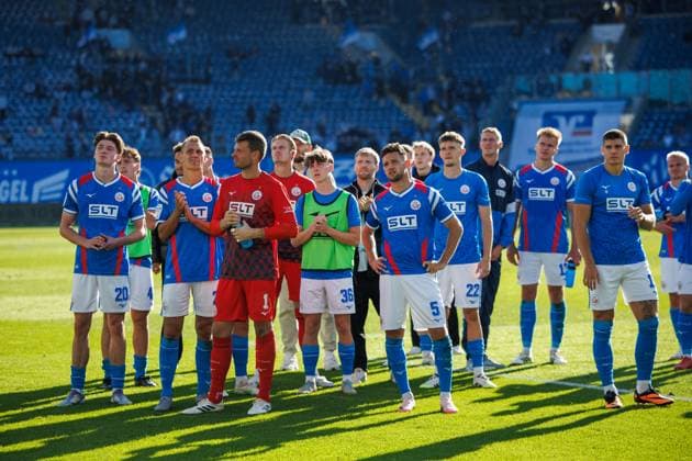 Die Hansa Spieler stehen enttäuscht vor ihren Fans; GER, FC Hansa Rostock vs. TSV Havelse, Fußball, Männer, 3. Liga, 08.Spieltag, Spielzeit 2025 2026, 27.09.2025 Rostock Ostseestadion Mecklenburg - Vorpommern Deutschland