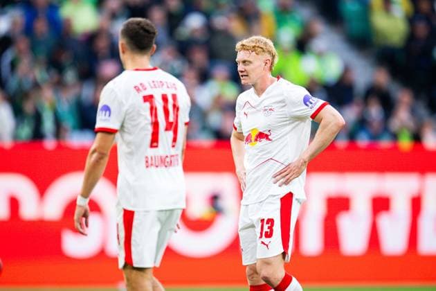 27.09.2025 - Fußball, 2025 2026, 1. Bundesliga, 5. Spieltag, VfL Wolfsburg - RB Leipzig: (L-R) Christoph Baumgartner (Leipzig), Nicolas Seiwald (Leipzig) DFL REGULATIONS PROHIBIT ANY USE OF PHOTOGRAPHS AS IMAGE SEQUENCES AND OR QUASI-VIDEO.