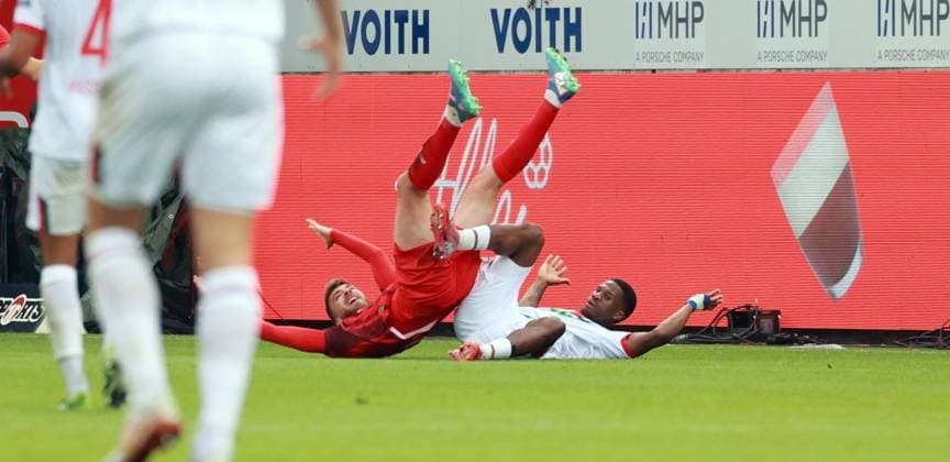 27.09.25 1. FC Heidenheim - FC Augsburg Deutschland, Heidenheim, 27.09.2025, Fussball, Bundesliga, 1. FC Heidenheim - Augsburg: v.l. Julian Niehues (1. FC Heidenheim), Samuel Essende (FC Augsburg).