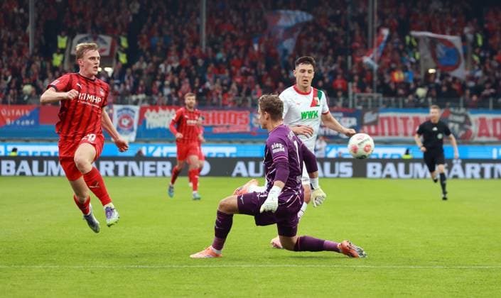 27.09.25 1. FC Heidenheim - FC Augsburg Deutschland, Heidenheim, 27.09.2025, Fussball, Bundesliga, 1. FC Heidenheim - Augsburg: v.l. Mikkel Kaufmann (1. FC Heidenheim), Finn Dahmen (FC Augsburg).