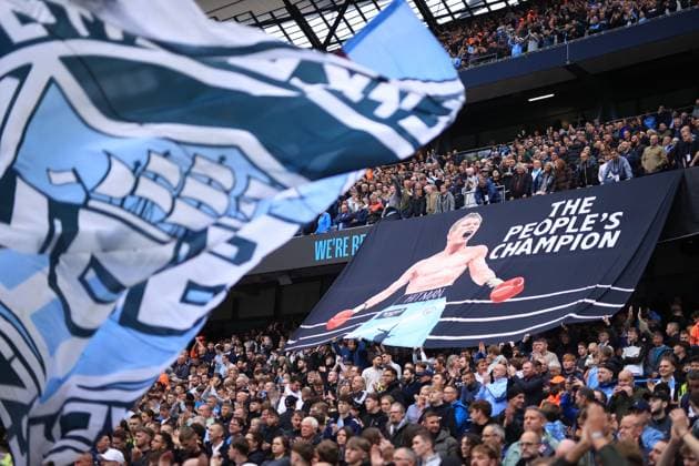 Sport Bilder des Tages Football - Premier League - Manchester City v Burnley 27th September 2025 - Premier League - Manchester City v Burnley - Manchester City fans unfurl a banner in support of boxer Ricky Hatton, who died recently - Photo: Simon Stacpoole Offside. Manchester UK Copyright: xSimonxStacpoolexOffside