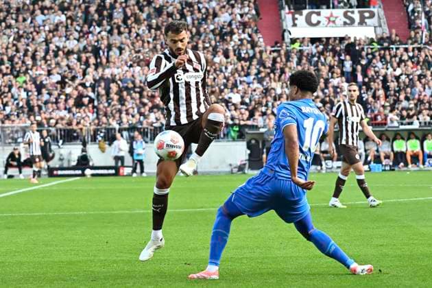 GER; 1 FBL, FC St. Pauli vs Bayer 04 Leverkusen 27.09.2025, Millerntorstadion, Hamburg, GER; 1. FBL, FC St. Pauli vs Bayer 04 Leverkusen im Bild Daniel Sinani (Pauli 10) versucht sich Malik Tillman (Leverkusen 10) durchzusetzen