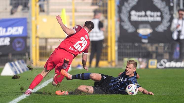 v.li.: Jannik Mause (Essen, 29), Niklas Hoffmann (SVWM, 6), Zweikampf, Spielszene, Duell, duel, tackle, tackling, Dynamik, Action, Aktion, 27.09.2025, Mannheim (Deutschland), Fussball, 3. Liga, SV Waldhof Mannheim - Rot-Weiss Essen, DFB DFL REGULATIONS PROHIBIT ANY USE OF PHOTOGRAPHS AS IMAGE SEQUENCES AND OR QUASI-VIDEO.