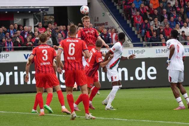 Bundesliga Herren, 5. Spieltag, Saison 2025 26, FC Heidenheim - FC Augsburg FCH ist Luftkampfsieger FC Heidenheim - FC Augsburg Bundesliga Herren, 5. Spieltag, Saison 2025 26, FC Heidenheim - FC Augsburg Deutschland, Heidenheim, Voith Arena, 27.09.2025