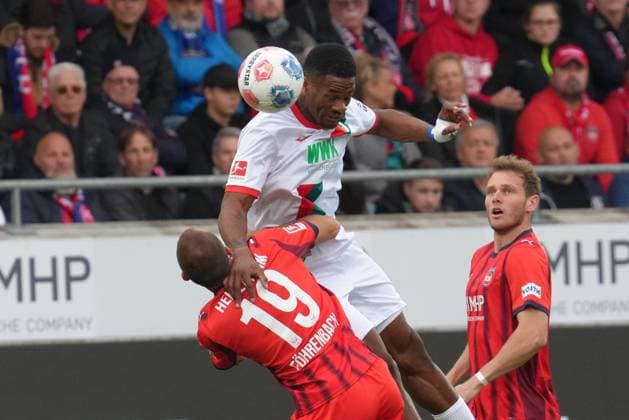 Bundesliga Herren, 5. Spieltag, Saison 2025 26, FC Heidenheim - FC Augsburg Samuel Essende (FC Augsburg), Jonas Foehrenbach (FC Heidenheim) FC Heidenheim - FC Augsburg Bundesliga Herren, 5. Spieltag, Saison 2025 26, FC Heidenheim - FC Augsburg Deutschland, Heidenheim, Voith Arena, 27.09.2025