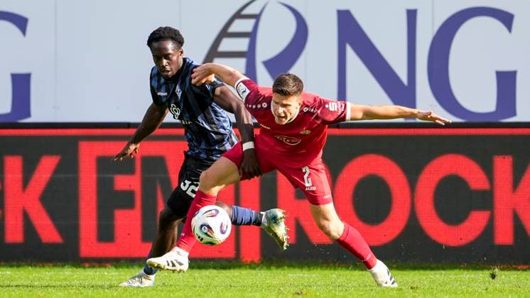 v.li.: Kennedy Onyedika Okpala (SVWM, 32), Michael Kostka (Essen, 2), Zweikampf, Spielszene, Duell, duel, tackle, tackling, Dynamik, Action, Aktion, 27.09.2025, Mannheim (Deutschland), Fussball, 3. Liga, SV Waldhof Mannheim - Rot-Weiss Essen, DFB DFL REGULATIONS PROHIBIT ANY USE OF PHOTOGRAPHS AS IMAGE SEQUENCES AND OR QUASI-VIDEO.