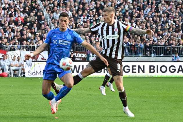 GER; 1 FBL, FC St. Pauli vs Bayer 04 Leverkusen 27.09.2025, Millerntorstadion, Hamburg, GER; 1. FBL, FC St. Pauli vs Bayer 04 Leverkusen im Bild Eric Smith (Pauli 08) versucht sich Patrik Schick (Leverkusen 14) durchzusetzen