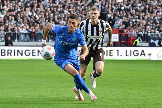 GER; 1 FBL, FC St. Pauli vs Bayer 04 Leverkusen 27.09.2025, Millerntorstadion, Hamburg, GER; 1. FBL, FC St. Pauli vs Bayer 04 Leverkusen im Bild Eric Smith (Pauli 08) versucht sich Patrik Schick (Leverkusen 14) durchzusetzen