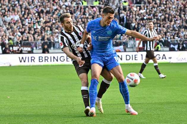GER; 1 FBL, FC St. Pauli vs Bayer 04 Leverkusen 27.09.2025, Millerntorstadion, Hamburg, GER; 1. FBL, FC St. Pauli vs Bayer 04 Leverkusen im Bild Lars Ritzka (Pauli 21) versucht sich Patrik Schick (Leverkusen 14) durchzusetzen