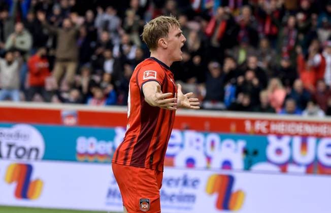 27.09.2025, xemx, Fussball 1.Bundesliga, 1.FC Heidenheim - FC Augsburg v.l. Mikkel Kaufmann (1.FC Heidenheim) Jubel, Torjubel, celebrate the goal, jubelt ueber das Tor zum 1:0 (DFL DFB REGULATIONS PROHIBIT ANY USE OF PHOTOGRAPHS as IMAGE SEQUENCES and or QUASI-VIDEO) Heidenheim