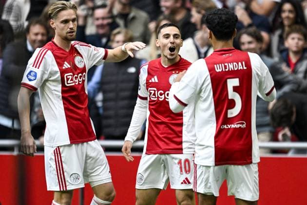 AMSTERDAM - (l-r) Kenneth Taylor of Ajax, Oscar Gloukh of Ajax, and Owen Wijndal of Ajax celebrate the 1-0 goal during the Dutch Eredivisie match between AFC Ajax and NAC Breda at the Johan Cruijff ArenA on September 27, 2025, in Amsterdam, Netherlands. ANP OLAF KRAAK Eredivisie 2025 26 xVIxANPxSportx xxANPxIVx 537619247 originalFilename: 537619247.jpg