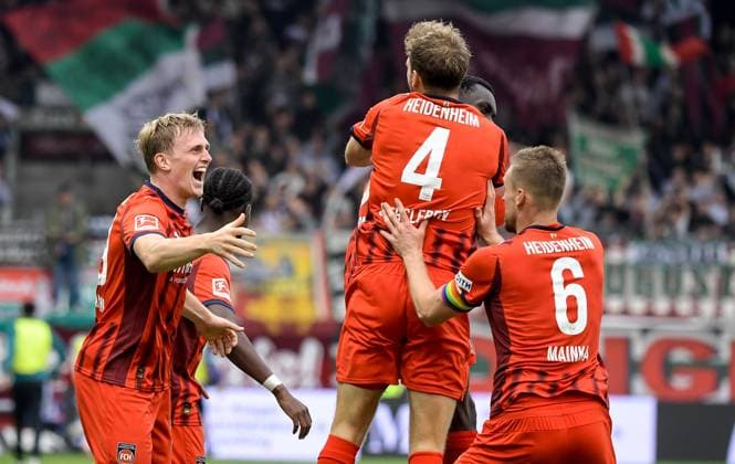 27.09.2025, xemx, Fussball 1.Bundesliga, 1.FC Heidenheim - FC Augsburg v.l. Mikkel Kaufmann (1.FC Heidenheim) Jubel, Torjubel, celebrate the goal, jubelt ueber das Tor zum 1:0 (DFL DFB REGULATIONS PROHIBIT ANY USE OF PHOTOGRAPHS as IMAGE SEQUENCES and or QUASI-VIDEO) Heidenheim
