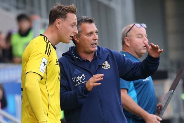 27.09.2025, xmohx, Fussball 3.Liga, SV Wehen Wiesbaden - 1.FC Saarbrücken v.l. Trainer Alois Schwartz (1.FC Saarbruecken) gibt Anweisungen, gestikuliert, mit den Armen gestikulieren gives instructions, gesticulate Robin Bormuth (1.FC Saarbruecken) (DFL DFB REGULATIONS PROHIBIT ANY USE OF PHOTOGRAPHS as IMAGE SEQUENCES and or QUASI-VIDEO) Wiesbaden
