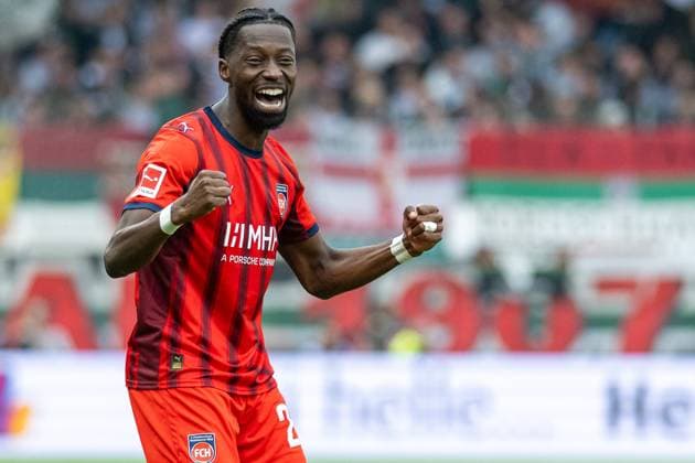 Omar Haktab Traore (FC Heidenheim, 23) nach Tor zum 1:0 durch Mikkel Kaufmann (FC Heidenheim, 29), GER, 1. FC Heidenheim vs. FC Augsburg, Fussball, Bundesliga, 5. Spieltag, Spielzeit 2025 2026, 27.09.2025, DFL DFB REGULATIONS PROHIBIT ANY USE OF PHOTOGRAPHS AS IMAGE SEQUENCES AND OR QUASI-VIDEO, GER, 1. FC Heidenheim vs. FC Augsburg, Fussball, Bundesliga, 5. Spieltag, Spielzeit 2025 2026, 27.09.2025 Heidenheim Copyright: xEibner-Pressefotox EP_EER