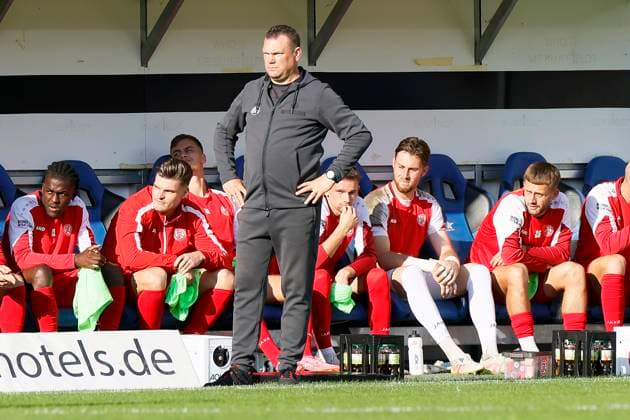 Fußball 3. Liga 08.Spieltag , SV Waldhof Mannheim - Rot-Weiss Essen am 27.09.2025 im Carl-Benz-Stadion in Mannheim Uwe Koschinat ( Chef-Trainer Rot-Weiss Essen )
