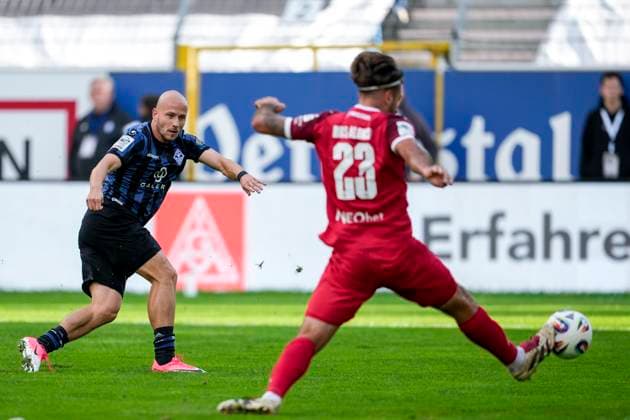 v.li.: Torschütze Felix Lohkemper (SVWM, 9) zieht ab, Jose Enrique Rios Alonso (Essen, 23) kommt zu spät, erzielt das Tor zum 1:0, Treffer, Torerfolg, Highlight, Action, Aktion, Spielszene, 27.09.2025, Mannheim (Deutschland), Fussball, 3. Liga, SV Waldhof Mannheim - Rot-Weiss Essen, DFB DFL REGULATIONS PROHIBIT ANY USE OF PHOTOGRAPHS AS IMAGE SEQUENCES AND OR QUASI-VIDEO.