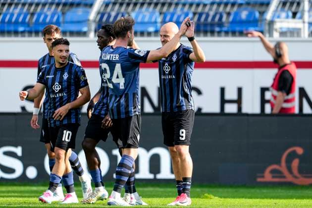 v.li.: Lukas Klünter (SVWM, 24) und Torschütze Felix Lohkemper (SVWM, 9) klatschen sich ab, Spieler vom SV Waldhof Mannheim (SVWM), jubeln über das Tor zum 1:0, Jubel, Torjubel, Torerfolg, celebrate the goal, goal, celebration, jubelt ueber das Tor, Freuen, Freude, freut sich, optimistisch, positiv, Spielszene, Highlight, Action, Aktion, 27.09.2025, Mannheim (Deutschland), Fussball, 3. Liga, SV Waldhof Mannheim - Rot-Weiss Essen, DFB DFL REGULATIONS PROHIBIT ANY USE OF PHOTOGRAPHS AS IMAGE SEQUENCES AND OR QUASI-VIDEO.