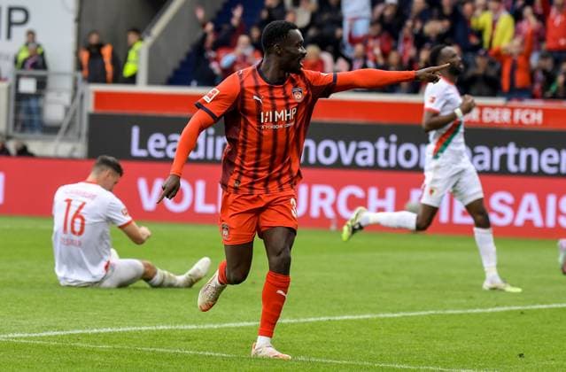 27.09.2025, xemx, Fussball 1.Bundesliga, 1.FC Heidenheim - FC Augsburg v.l. Sirlord Conteh (1.FC Heidenheim) Jubel, Torjubel, celebrate the goal, jubelt ueber das Tor zum 2:0 (DFL DFB REGULATIONS PROHIBIT ANY USE OF PHOTOGRAPHS as IMAGE SEQUENCES and or QUASI-VIDEO) Heidenheim