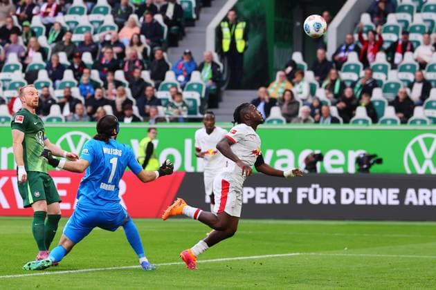Wolfsburg - RB Leipzig Bundesliga Wolfsburg, 27.09.2025, Volkswagen Arena, Bundesliga, Spieltag 5 , VFL WOLFSBURG vs. RB LEIPZIG , Im Bild v.l.: Torwart Kail Grabara (1, Wolfsburg) und Johan Bakayoko (9, RB Leipzig) ,
