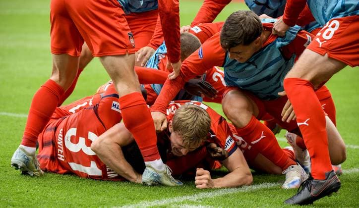 27.09.2025, xemx, Fussball 1.Bundesliga, 1.FC Heidenheim - FC Augsburg v.l. Sirlord Conteh (1.FC Heidenheim) Jubel, Torjubel, celebrate the goal, jubelt ueber das Tor zum 2:0 (DFL DFB REGULATIONS PROHIBIT ANY USE OF PHOTOGRAPHS as IMAGE SEQUENCES and or QUASI-VIDEO) Heidenheim