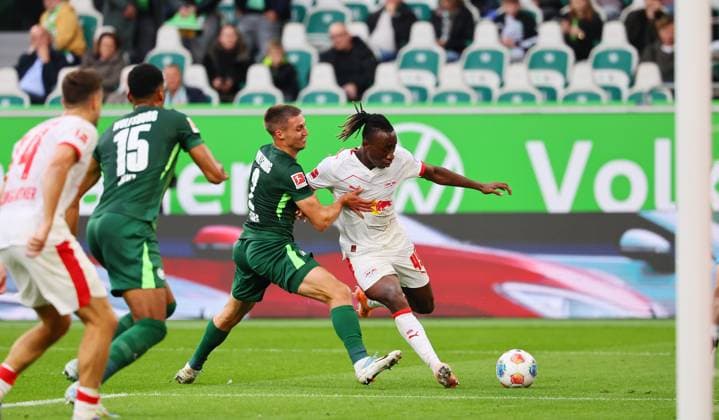 Wolfsburg - RB Leipzig Bundesliga Wolfsburg, 27.09.2025, Volkswagen Arena, Bundesliga, Spieltag 5 , VFL WOLFSBURG vs. RB LEIPZIG , Im Bild v.l.: Kilian Fischer (2, Wolfsburg) und Yan Diomande (49, RB Leipzig) ,
