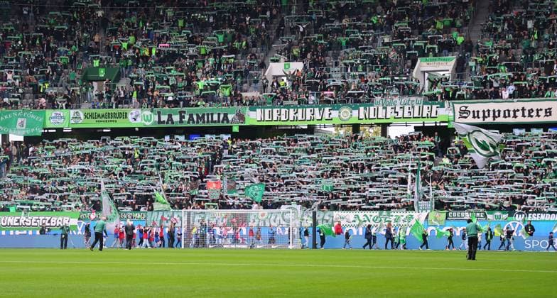 Wolfsburg - RB Leipzig Bundesliga Wolfsburg, 27.09.2025, Volkswagen Arena, Bundesliga, Spieltag 5 , VFL WOLFSBURG vs. RB LEIPZIG , Im Bild: Fans des VFL Wolfsburg ,