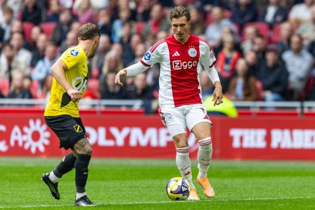 AMSTERDAM , 27-09-2025 , Johan Cruyff ArenA , season 2025 2026 , Dutch Eredivisie football . Match between Ajax and NAC Breda , Picture shows Ajax player Mika Godts giving the assist for 1-0. Ajax - NAC  x31220875x Copyright: