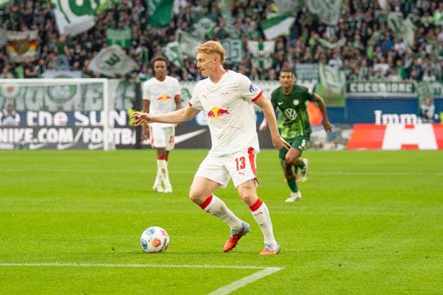 Deutschland: Fussball 1. Bundesliga, 6. Spieltag 2025 2026, VfL Wolfsburg-RB Leipzig am 27.09.2025 in Wolfsburg (Volkswagen-Arena): Nicolas Seiwald (RB Leipzig 13) Copyright: xSvenxHeidmannx