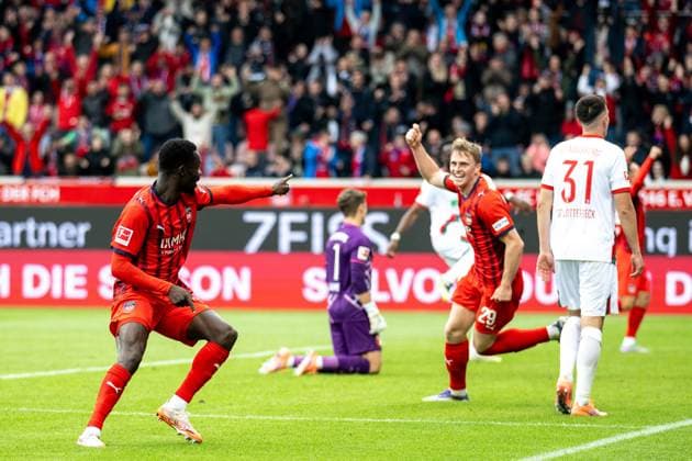 Tor zum 2:0 durch Sirlord Conteh (FC Heidenheim, 31), mit Mikkel Kaufmann (FC Heidenheim, 29), Finn Dahmen (FC Augsburg, 01) ist enttäuscht enttaeuscht, unzufrieden, GER, 1. FC Heidenheim vs. FC Augsburg, Fussball, Bundesliga, 5. Spieltag, Spielzeit 2025 2026, 27.09.2025, DFL DFB REGULATIONS PROHIBIT ANY USE OF PHOTOGRAPHS AS IMAGE SEQUENCES AND OR QUASI-VIDEO, GER, 1. FC Heidenheim vs. FC Augsburg, Fussball, Bundesliga, 5. Spieltag, Spielzeit 2025 2026, 27.09.2025 Heidenheim Copyright: xEibner-Pressefotox EP_EER
