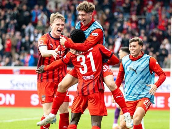 Tor zum 2:0 durch Sirlord Conteh (FC Heidenheim, 31), mit Mikkel Kaufmann (FC Heidenheim, 29), Yannik Wagner (FC Heidenheim, 38), Luca Kerber (FC Heidenheim, 20), Marnon Busch (FC Heidenheim, 02) GER, 1. FC Heidenheim vs. FC Augsburg, Fussball, Bundesliga, 5. Spieltag, Spielzeit 2025 2026, 27.09.2025, DFL DFB REGULATIONS PROHIBIT ANY USE OF PHOTOGRAPHS AS IMAGE SEQUENCES AND OR QUASI-VIDEO, GER, 1. FC Heidenheim vs. FC Augsburg, Fussball, Bundesliga, 5. Spieltag, Spielzeit 2025 2026, 27.09.2025 Heidenheim Copyright: xEibner-Pressefotox EP_EER