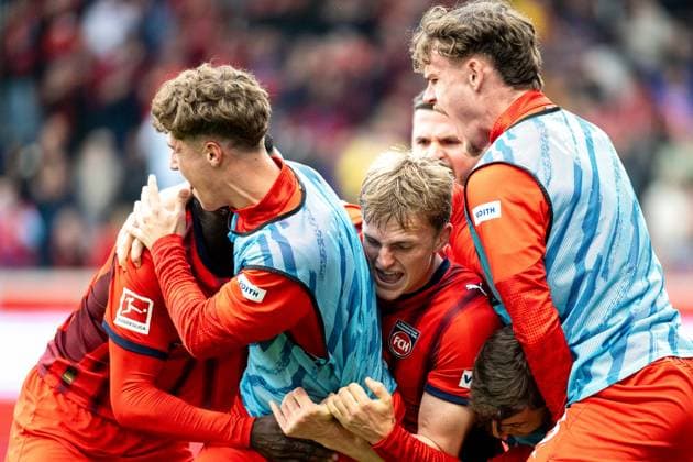 Tor zum 2:0 durch Sirlord Conteh (FC Heidenheim, 31), mit Mikkel Kaufmann (FC Heidenheim, 29), Yannik Wagner (FC Heidenheim, 38), Luca Kerber (FC Heidenheim, 20), Marnon Busch (FC Heidenheim, 02) GER, 1. FC Heidenheim vs. FC Augsburg, Fussball, Bundesliga, 5. Spieltag, Spielzeit 2025 2026, 27.09.2025, DFL DFB REGULATIONS PROHIBIT ANY USE OF PHOTOGRAPHS AS IMAGE SEQUENCES AND OR QUASI-VIDEO, GER, 1. FC Heidenheim vs. FC Augsburg, Fussball, Bundesliga, 5. Spieltag, Spielzeit 2025 2026, 27.09.2025 Heidenheim Copyright: xEibner-Pressefotox EP_EER